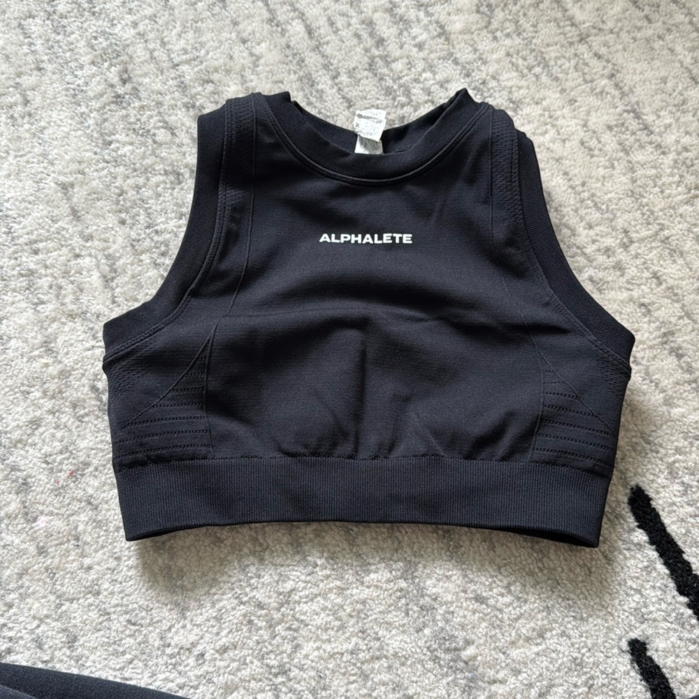 ALPHALETE Compressive Crop - black